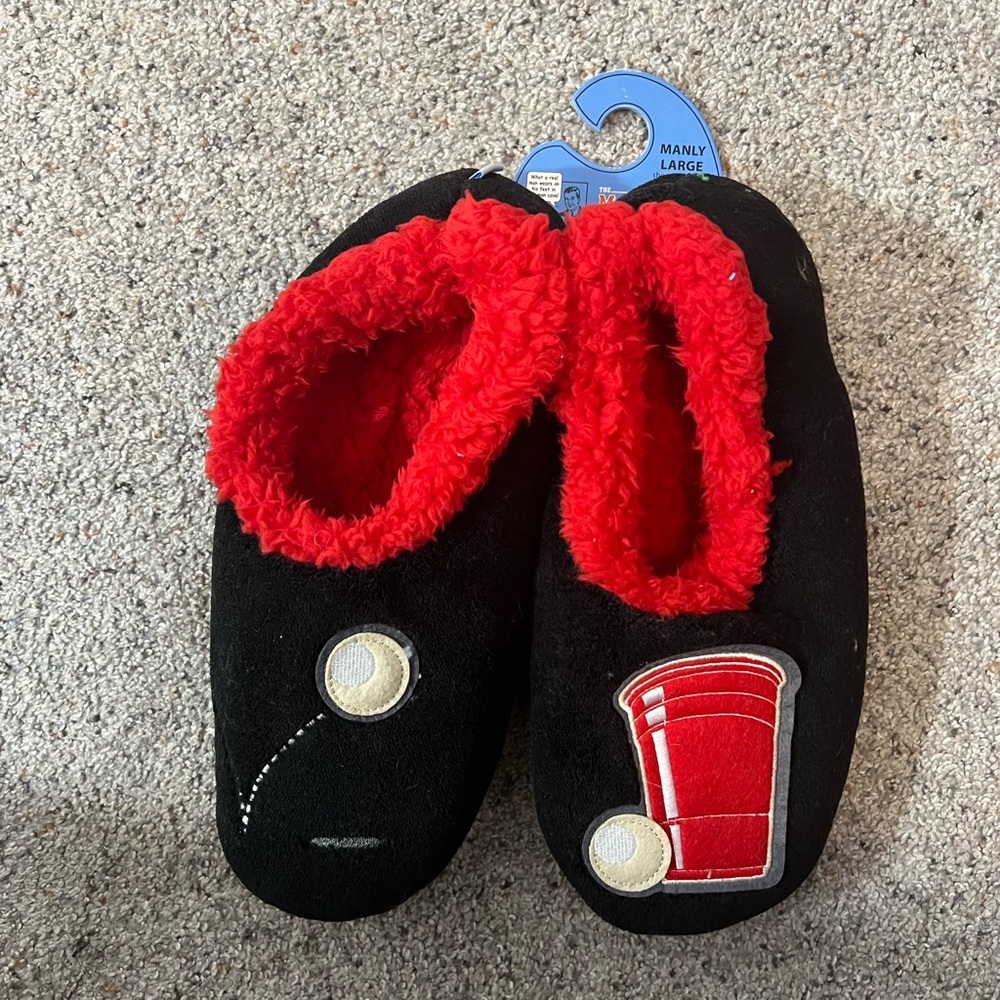 NWT Snoozies men's slippers beer pong